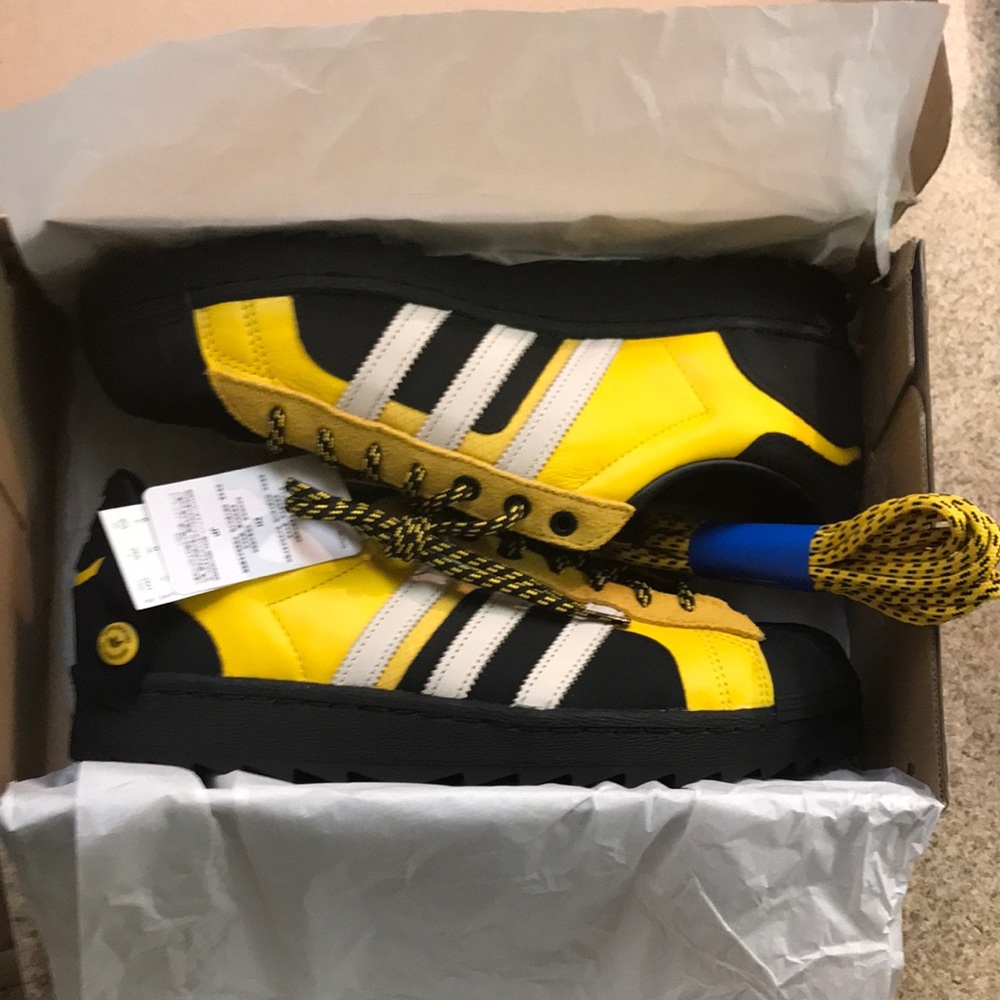 New Adidas Suprstar Mens 8 1/2 Yellow/Black